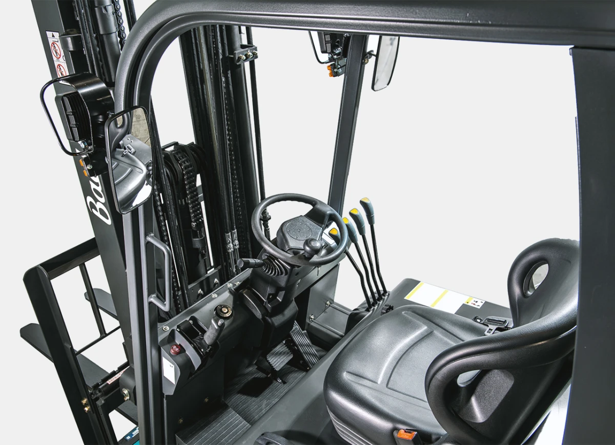 Baoli_electric_forklift_truck_kbe_t15-18-20_content-02 | Jović Viljuškari Unutar kabine operatera viljuškara prikaz volana ručica pedala i sedišta tačno opisuje područje upravljanja