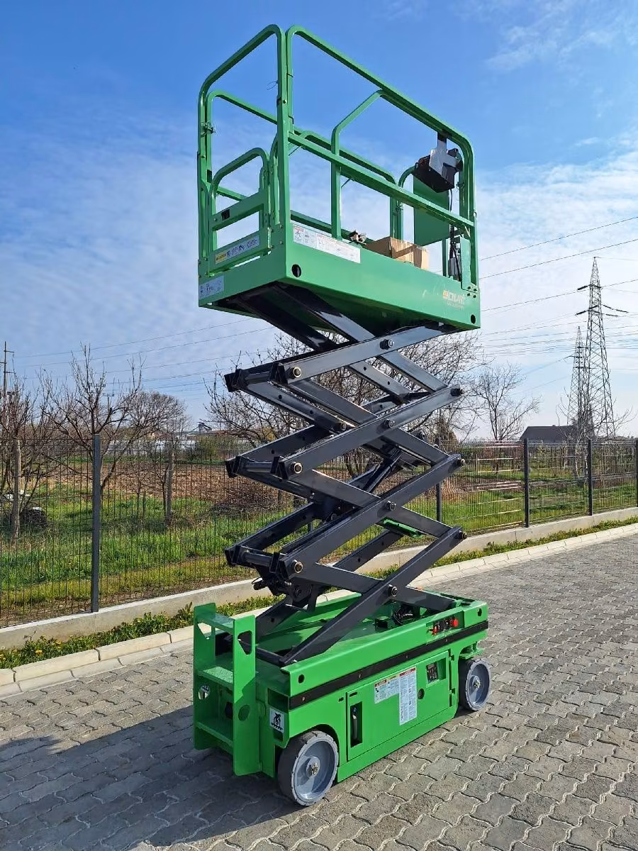 Makazasta platforma MX580S u spuštenom, transportnom položaju