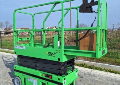 Zelena platforma za podizanje JLG sa kutijom na platformi