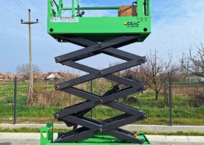 Zelena makazasta platforma JOVT na otvorenom podignuta visoko