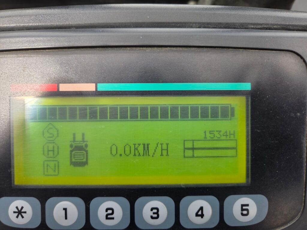 Displej viljuškara EP ICE301 sa prikazom 1534 radna sata i punom baterijom