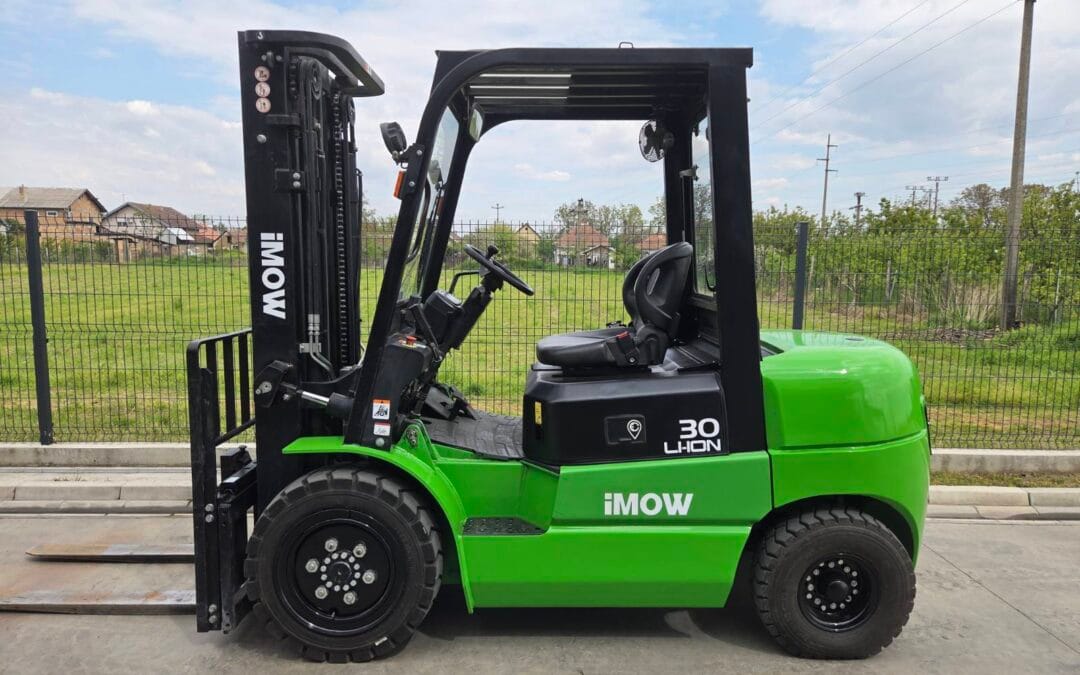 Polovni električni viljuškar EP Equipment ICE301 nosivosti 3.000 kg, bočni profil, zelena mašina sa triplex jarbolom