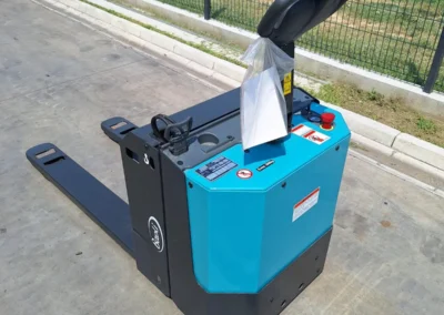 Upravljačka ruda, taster za slučaj opasnosti i poklopac kućišta elektro paletara Baoli EP 20-N01