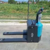 Elektro paletar Baoli EP 20-N01 nosivosti 2.000 kg snimljen sa strane, sa spuštenim vilama