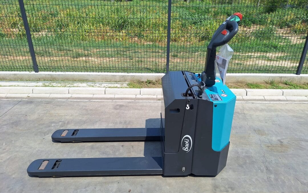 Elektro paletar Baoli EP 20-N01 nosivosti 2.000 kg snimljen sa strane, sa spuštenim vilama
