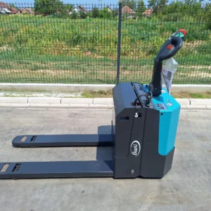 Elektro paletar Baoli EP 20-N01 nosivosti 2.000 kg snimljen sa strane, sa spuštenim vilama