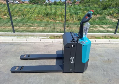 Elektro paletar Baoli EP 20-N01 nosivosti 2.000 kg snimljen sa strane, sa spuštenim vilama