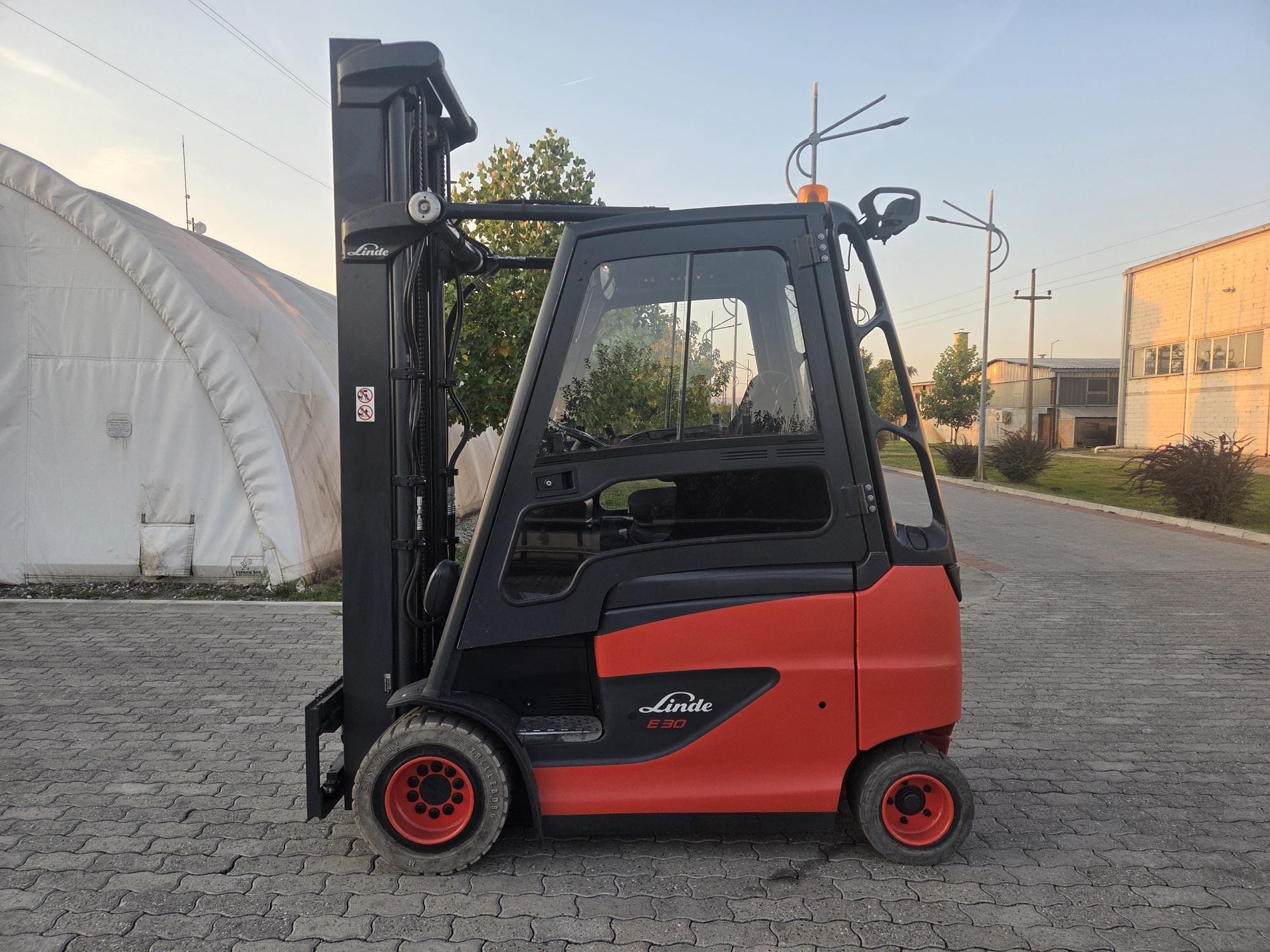 Linde E30H-01 — polovni električni viljuškar 3 t, bočni prikaz | Jović Viljuškari Polovni električni viljuškar Linde E30H-01 nosivosti 3 t sa zatvorenom kabinom, pogled sa strane