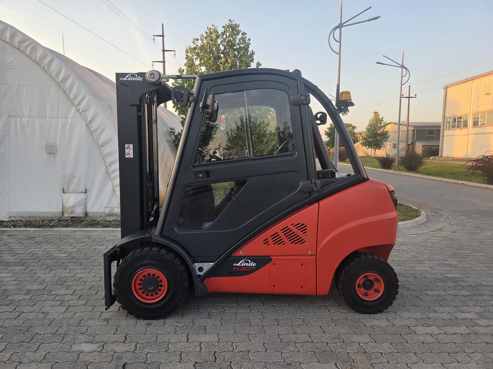 Linde H30D-02 EVO — polovni dizel viljuškar 3 t, bočni prikaz | Jović Viljuškari Polovni dizel viljuškar Linde H30D-02 EVO nosivosti 3 t sa zatvorenom kabinom, pogled sa strane