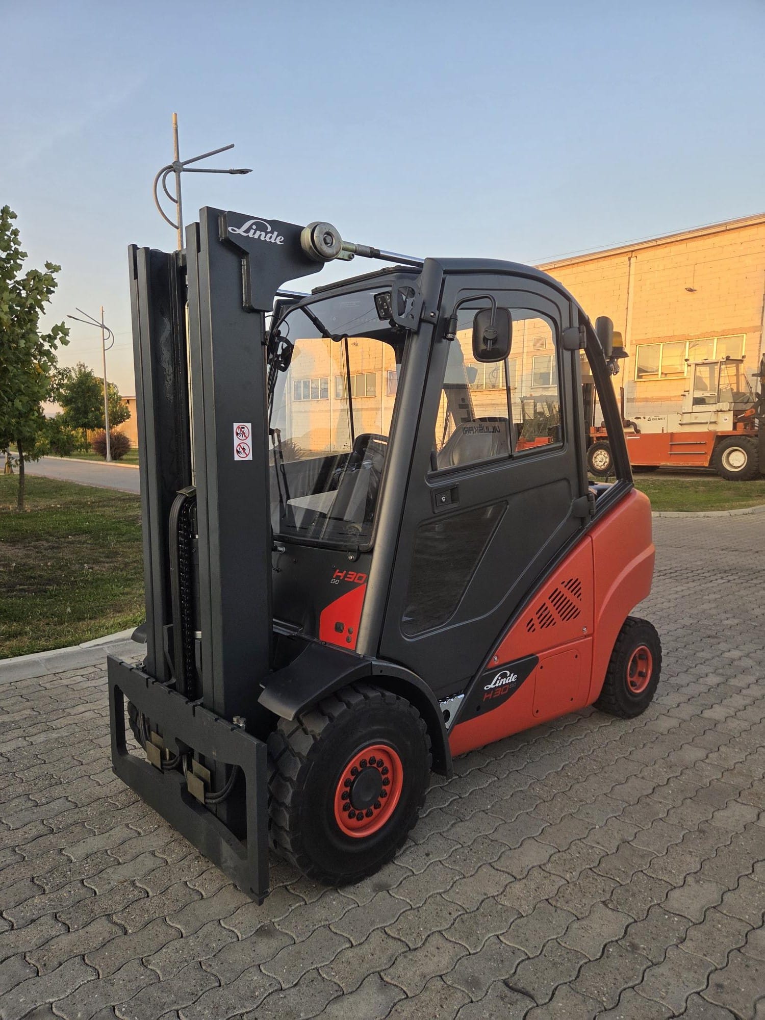 Linde H30D-02 EVO — triplex kran i kabina, prednji ugao | Jović Viljuškari Polovni viljuškar Linde H30D-02 EVO spreda, triplex kran sa bočnim pomakom i zatvorena kabina