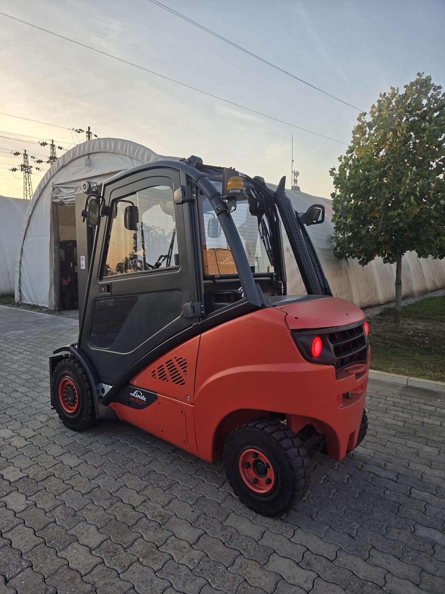 Linde H30D-02 EVO — zadnji ugao, kabina i rotaciono svetlo | Jović Viljuškari Polovni dizel viljuškar Linde H30D-02 EVO straga, zatvorena kabina sa rotacionim svetlom